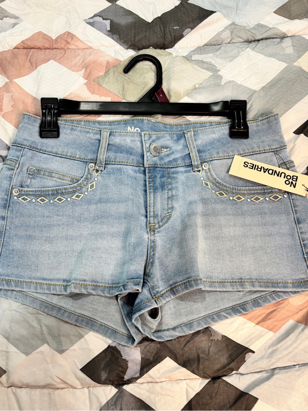 No Boundaries Light Wash Denim Mid-Rise Women's Jean Shorts